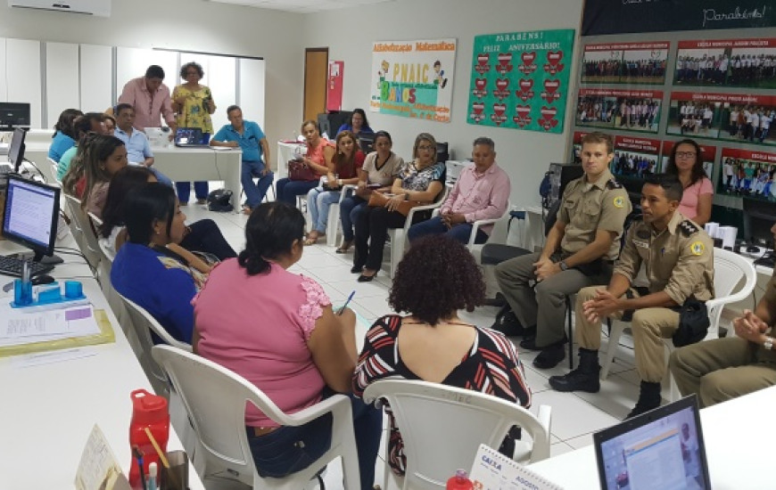 Reunião entre diretores de escolas em Paraíso e PM