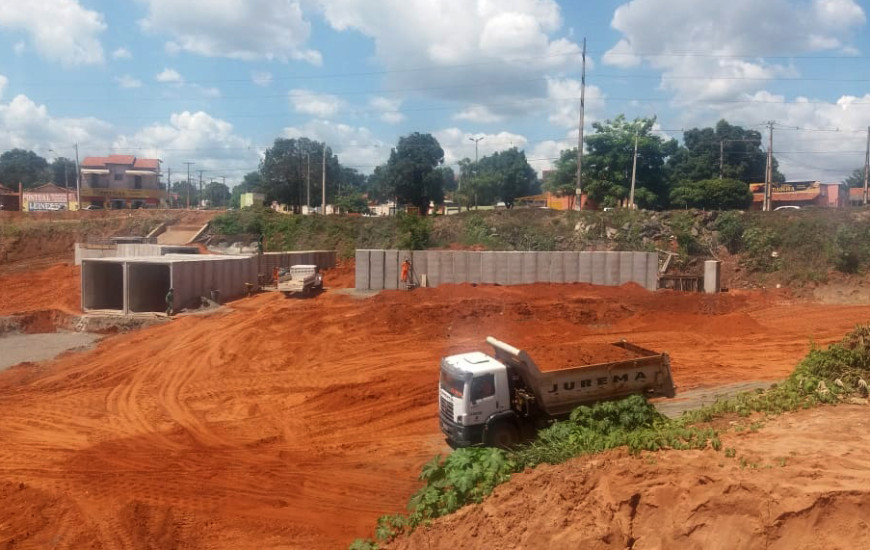 Após as galerias, será construído o aterro do local