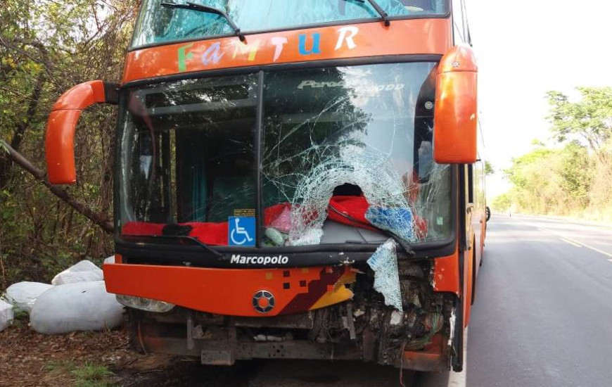 Ônibus e motocicleta bateram de frente na BR-153, em Cariri