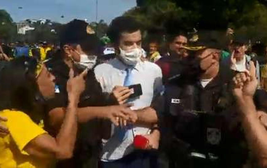 Jornalista da CNN é hostilizado em manifestação pró-Bolsonaro 