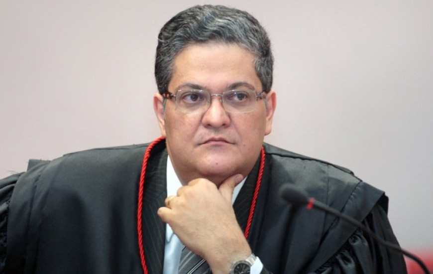 Ministro Henrique Neves declara suspeição