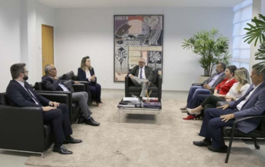 Prefeita de Palmas faz visita aos conselheiros do TCE