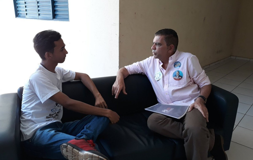 Amastha conversa com o presidente da Casa do Estudante de Gurupi