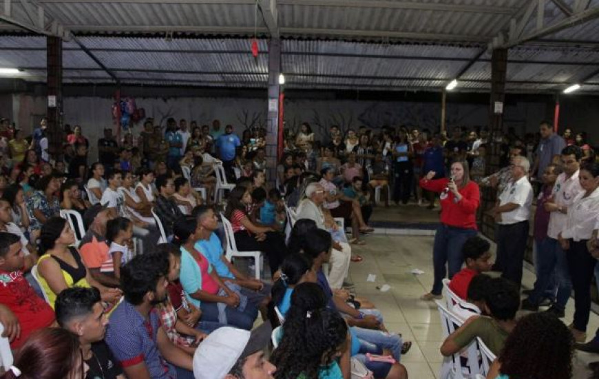 Cláudia Lelis se reúne com moradores de Palmas