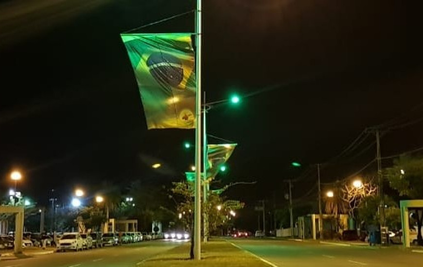Avenida na Capital é iluminada com cores do Brasil