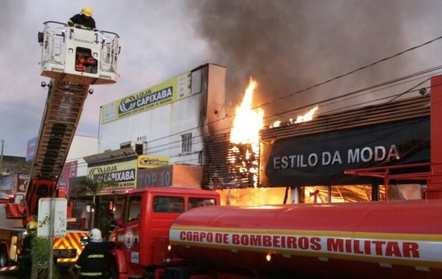 Lojas ficaram destruídas pelas chamas
