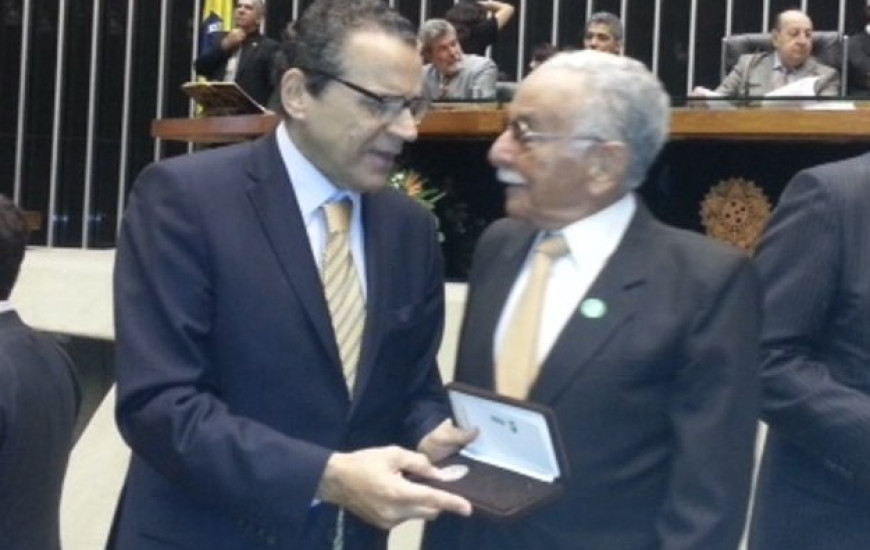 José Freira recebe medalha do presidente