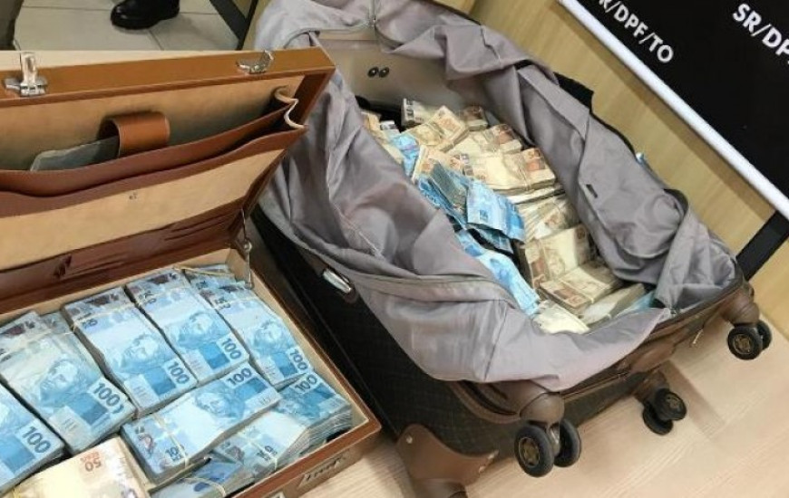 Dinheiro foi encontrado em mala dentro de taxi; Polícia investiga