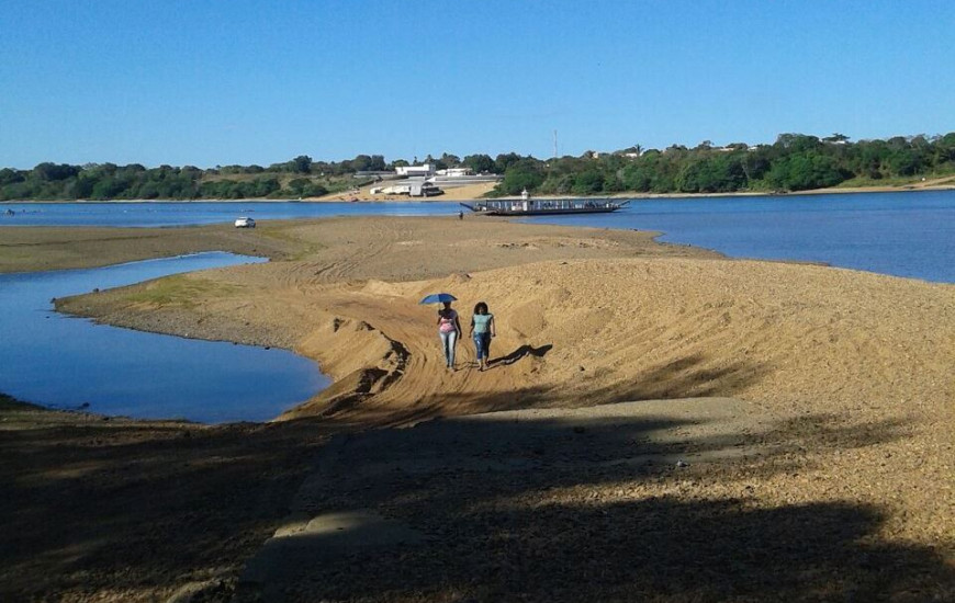 Bancos de areia começam a aparecer no local