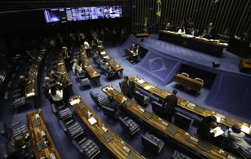 Dos 33 senadores que tentaram a reeleição, oito conseguiram