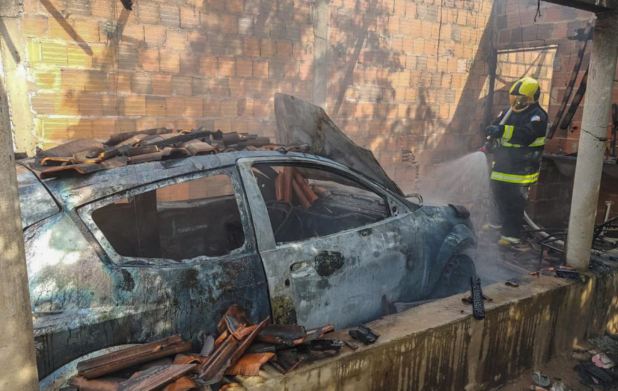 Bombeiros combateram fogo em carro em em residência ao mesmo tempo