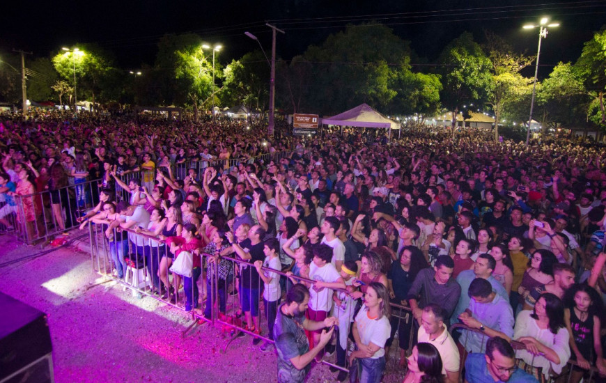 Público confere o show da Banda Biquíni Cavadão