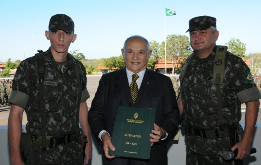 governador recebe homenagem do Exército