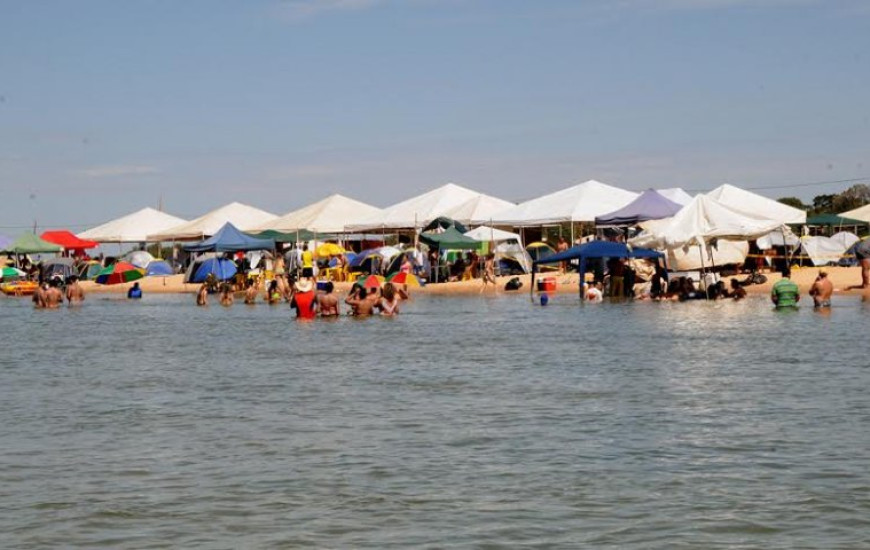 Milhares de pessoas visitam praia em Peixe