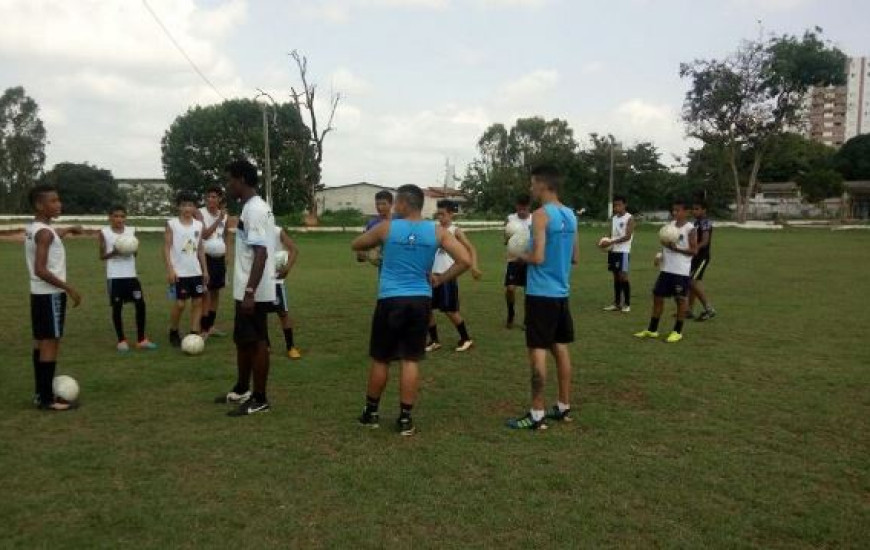 Adolescentes vão treinar em conhecido time de futebol