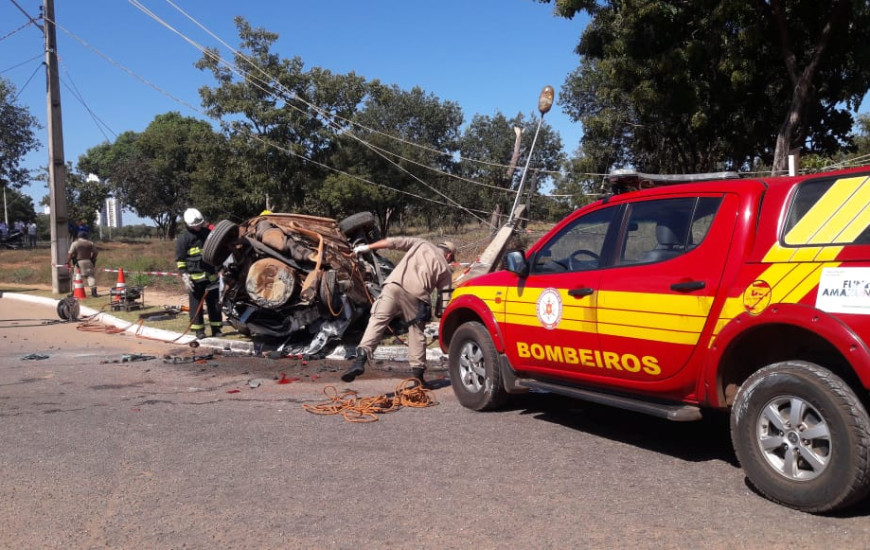 Veículo ficou completamente destruído