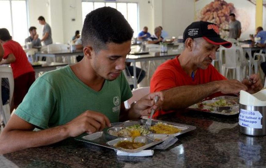 Trabalhadores e universitários são os principais clientes dos restaurantes