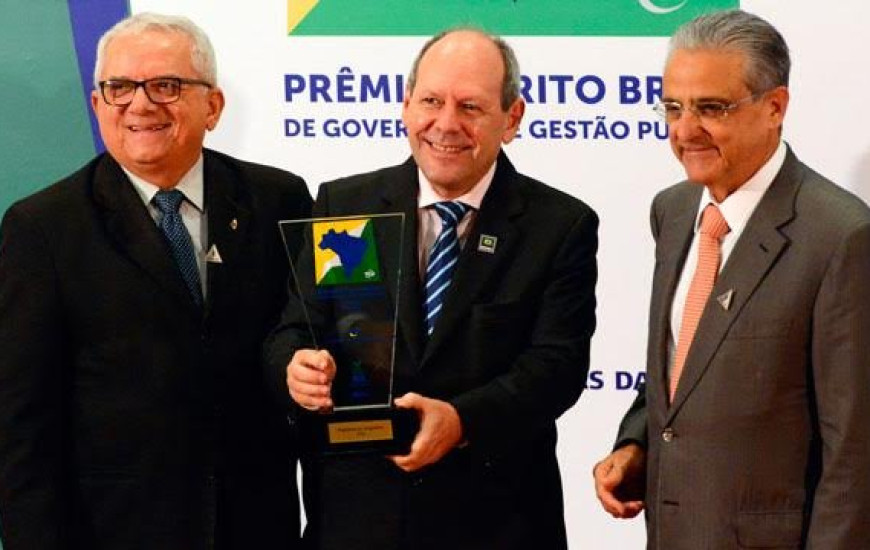 Prefeito de Araguaína recebe prêmio