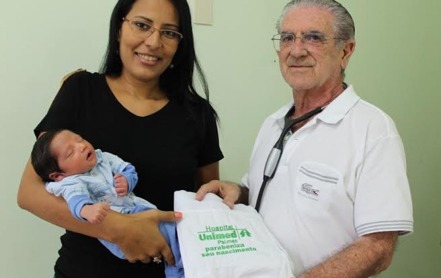 Mãe recebe lembrança da Unimed