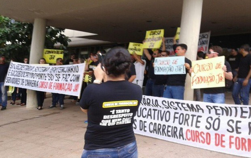 Aprovados protestaram pela continuidade do certame