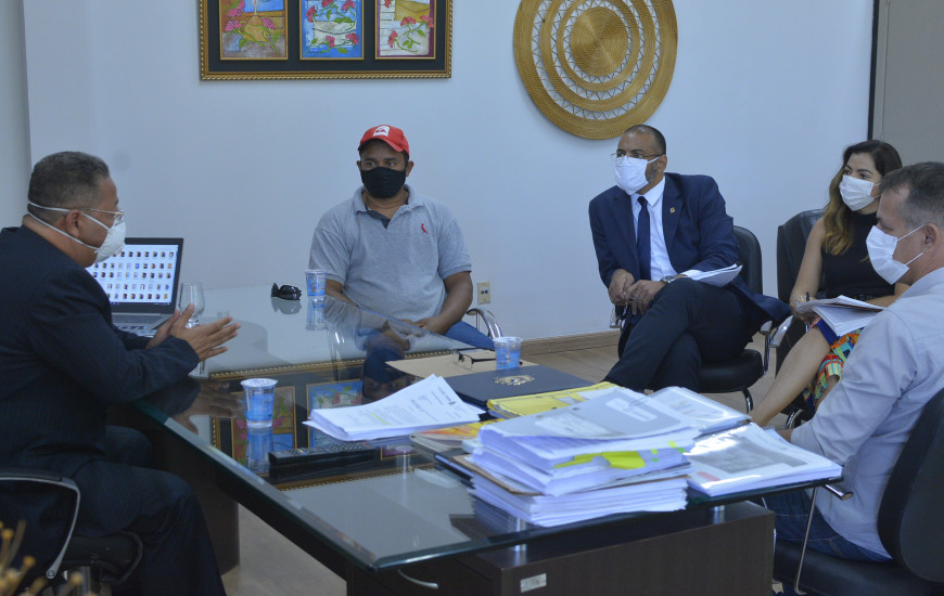 Tom Lyra conversa com representantes dos ambulantes da Capital, Evandro. 