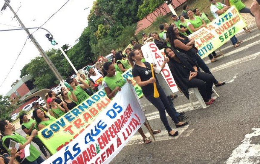 Servidores realizam protestos na Capital