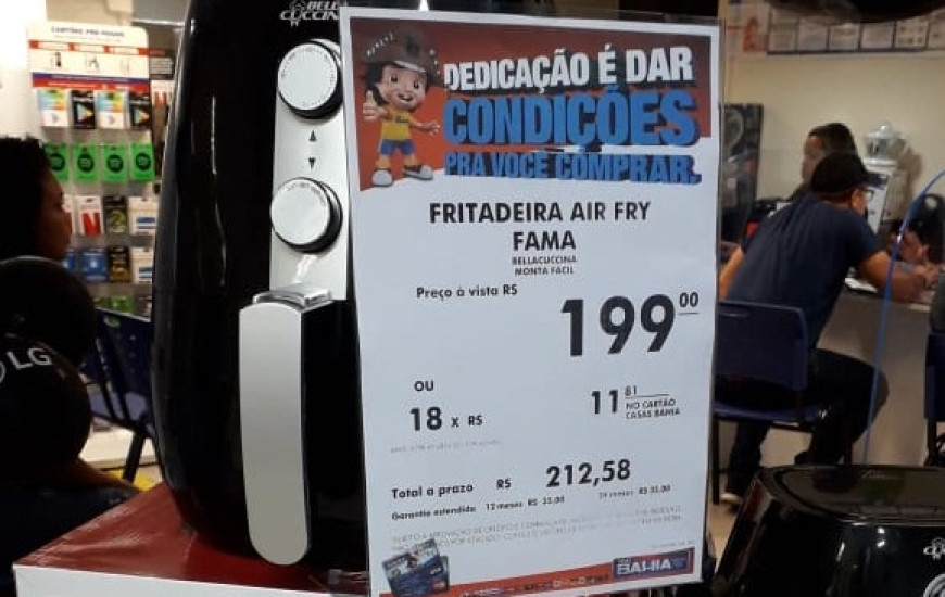Consumidor fotografou preço de fritadeira antes e no dia da promoção