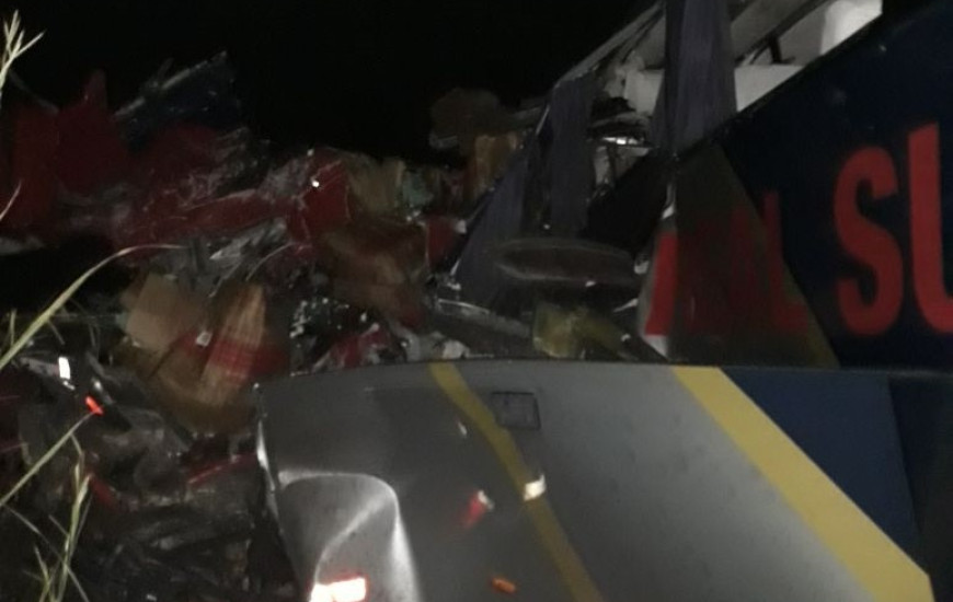 Ônibus e caminhão bateram de frente na rodovia