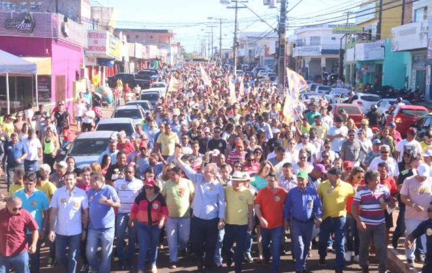 Carlesse caminha com apoiadores em Araguaína
