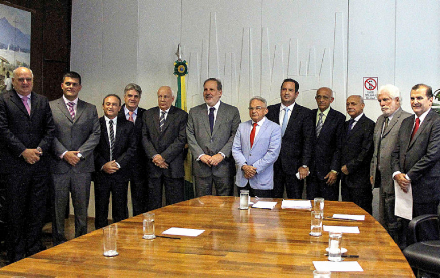 Roberto Pires participa de encontro com ministro
