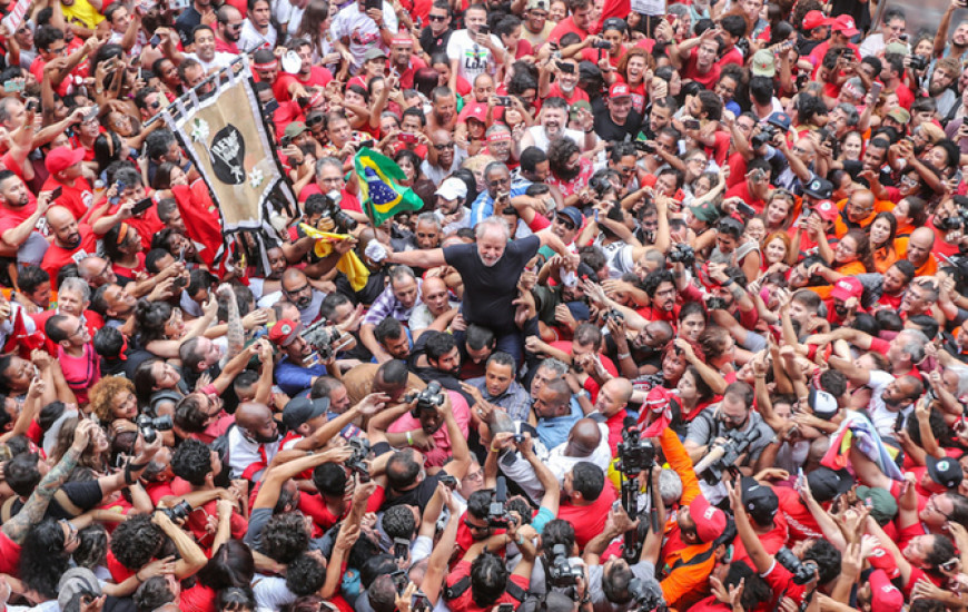 Lula em meio à multidão em seu retorno ao sindicato, após 580 dias preso