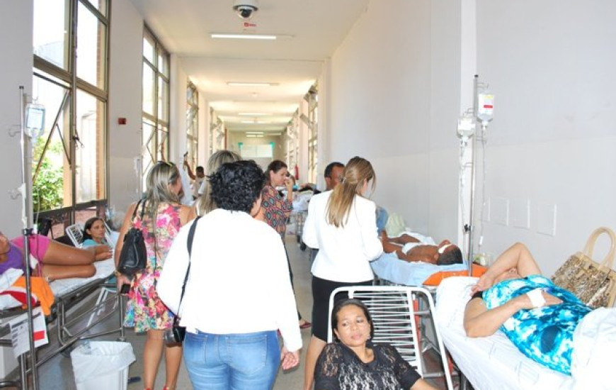 Pacientes estão internados no corredor