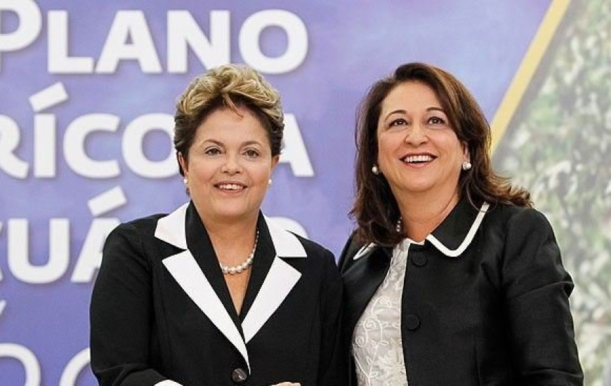 Senadora busca mais apoios para reeleição de Dilma