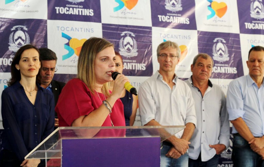 Claudia Lelis realiza entregas em Palmas