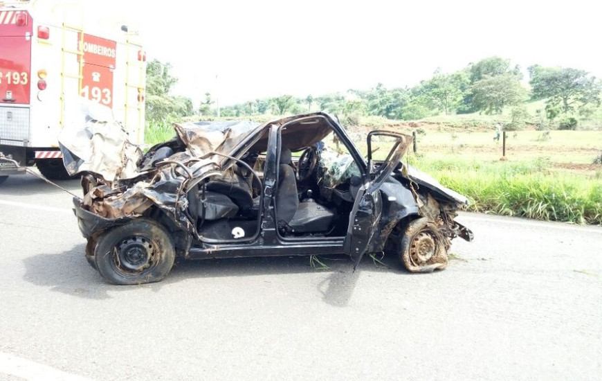 O rapaz ficou preso no carro com corpos de vítimas do acidente