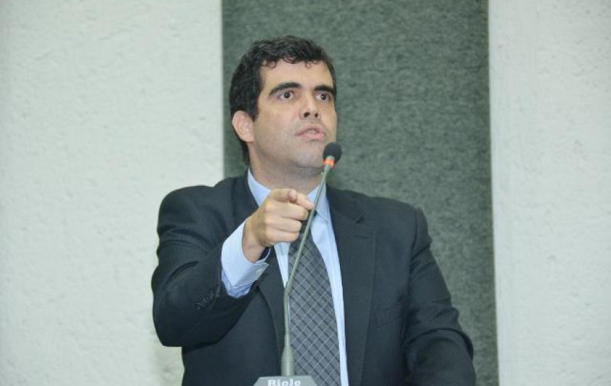 Ricardo Ayres volta a criticar PEC do Teto Salarial