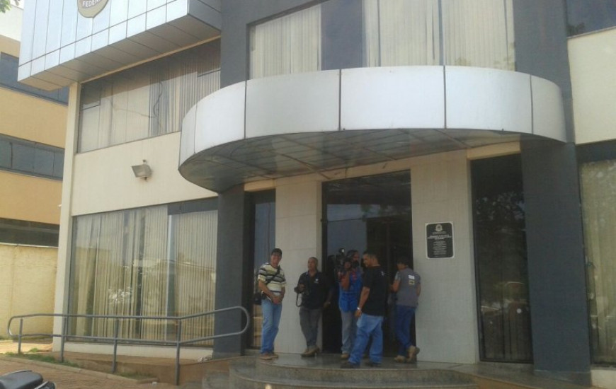 Movimentação na porta da PF, em Palmas