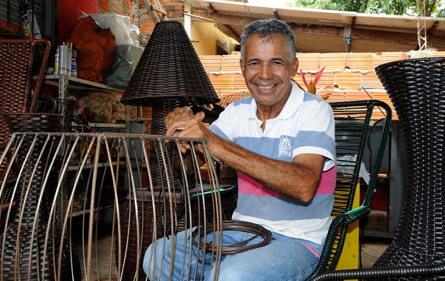 O artesão Honon Santiago dos Santos teve acesso à linha de crédito