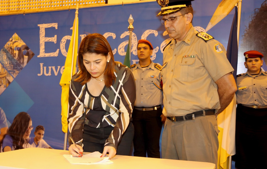 Adriana e coronel Jaizon assinaram o termo de cooperação entre as instituições