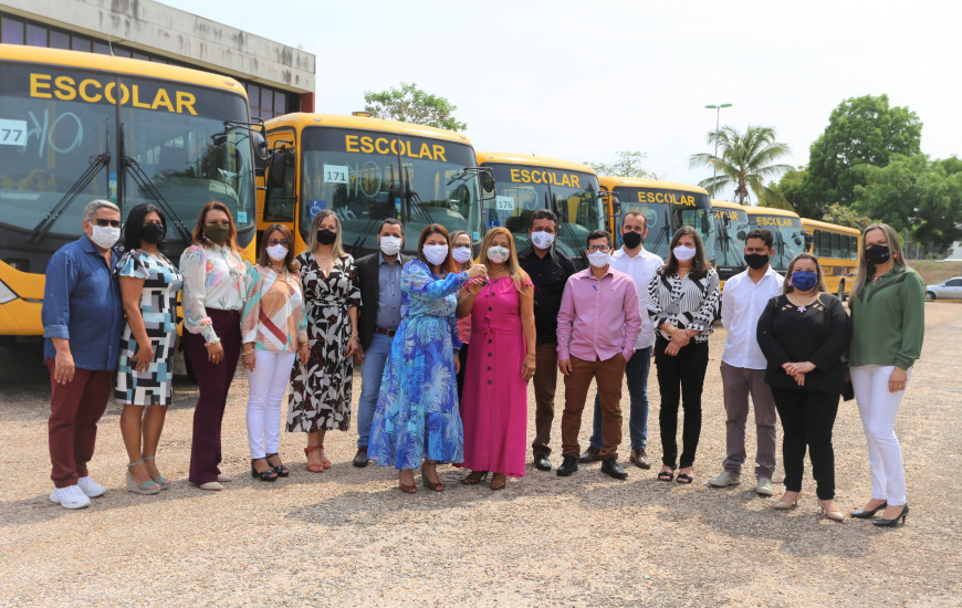 Diretorias regionais de educação recebendo ônibus escolares nesta quarta, 28