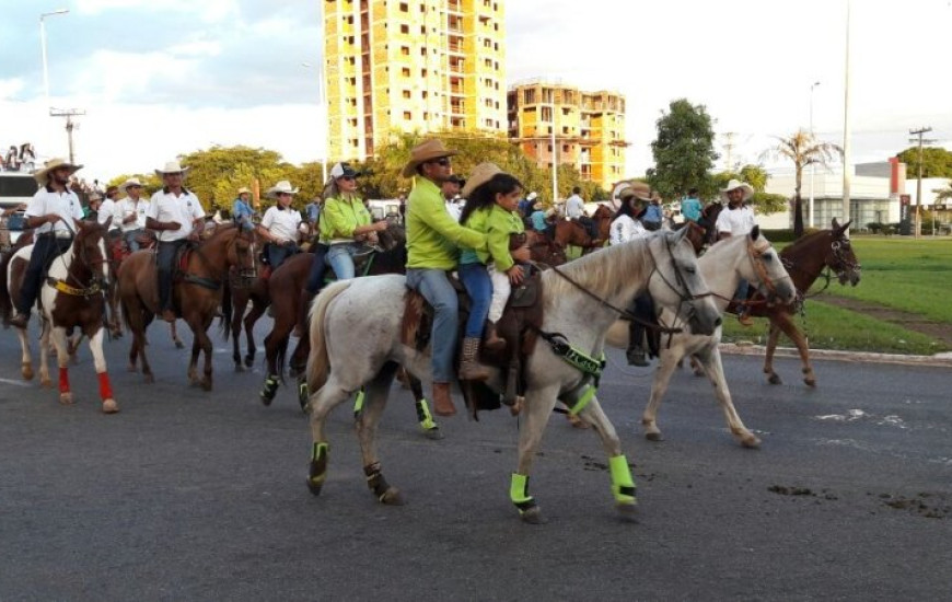 Cavalgada abre a Expopalmas 2016