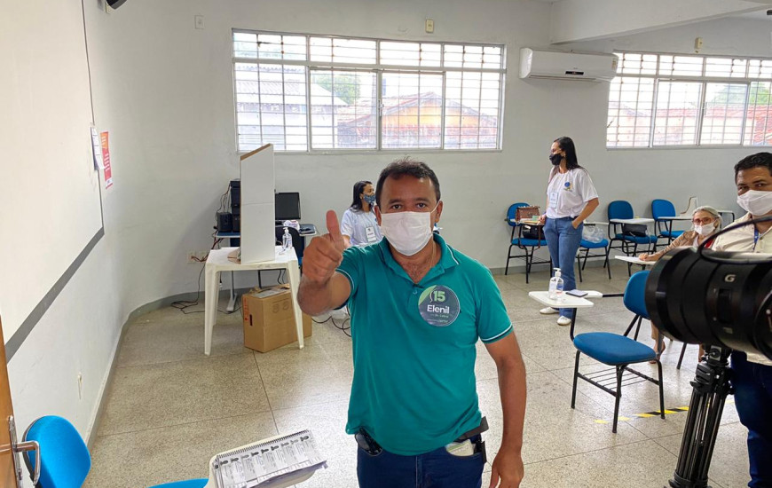 Candidato a prefeito de Araguaína, Elenil da Penha (MDB) após votar.