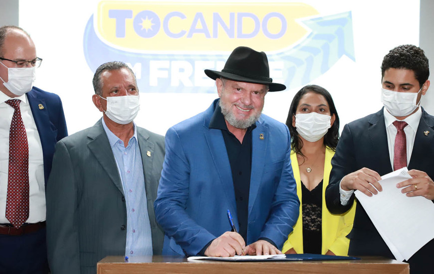 Assinatura dos atos foi realizada no auditório do Palácio Araguaia