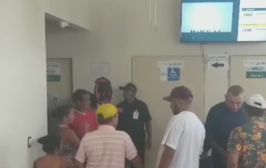 Pacientes esperam por atendimento na UPA da região Sul de Palmas