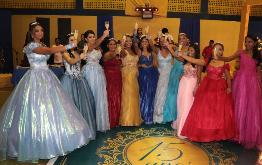Onze meninas tiveram o seu dia de princesa com direito à valsa, família e amigos