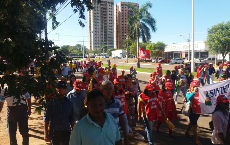 Manifestantes percorreram a JK em ato contra as reformas