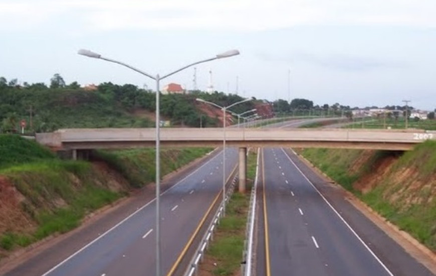 Mulher foi resgatada de viaduto na BR-153