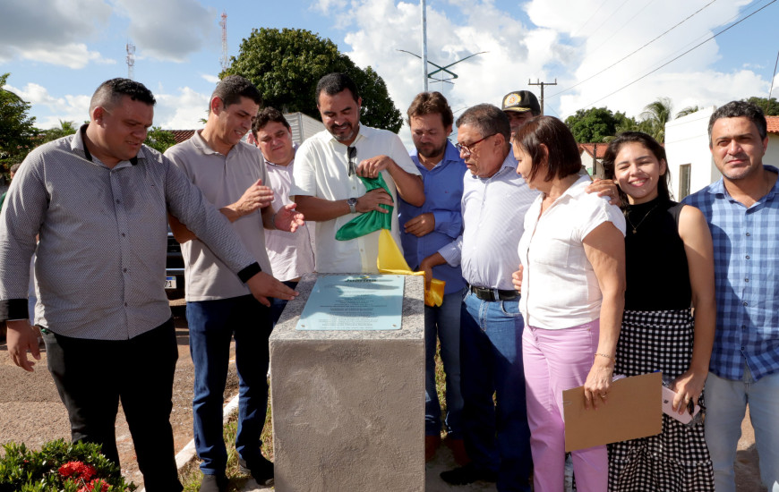 Governador e prefeito Manoel descerraram a placa de inauguração da pavimentação