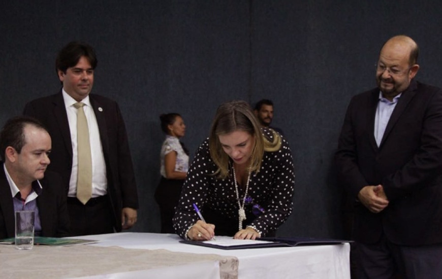 Claudia Lelis assinou um termo de cooperação com o Ministério da Saúde