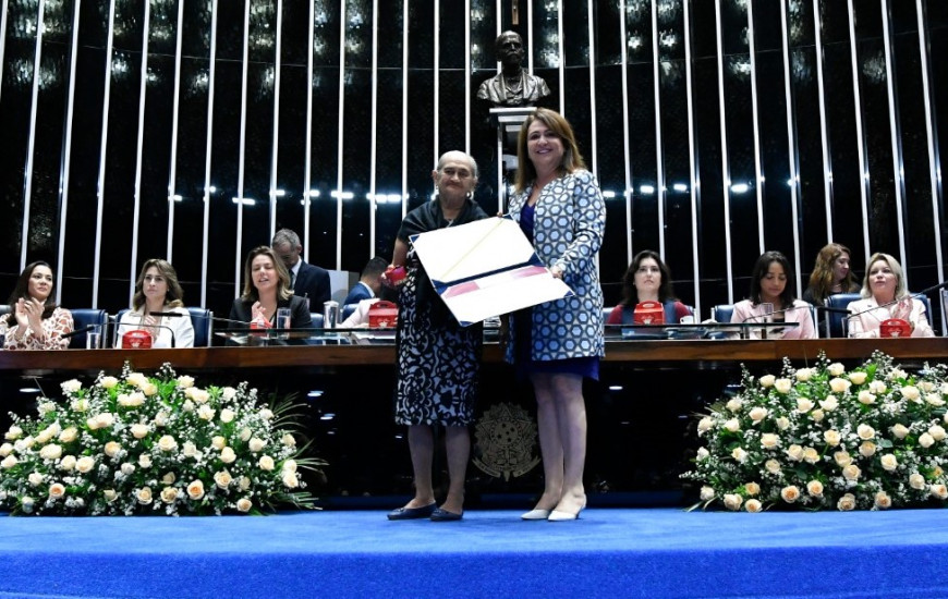 Tia Naninha recebendo o Diploma Bertha Lutz